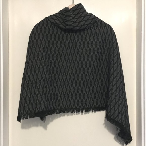 Black Diamond Witchy Shoulder Cape + Pin - Picture 2 of 11